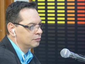 Fernando Blank comanda a transmissão do Estadual de Futebol.