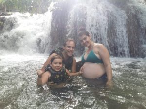 Mateus, com o pai, Alexander Onça, a mãe Lais Camargo e irmãzinha Luna ainda na barriga (hoje com 3 meses).