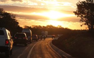 Autoridades seguiram em comboio para vistoriar nova ponte/ Foto: Chico Ribeiro 