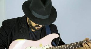 De autodidata a guitarrista de renome no Estado, Ton Alves marca presença no programa Na Cadeira do DJ, da 104,7. (Foto: Arquivo Pessoal)