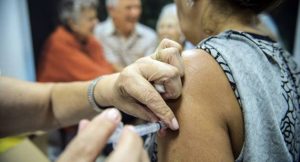 Integrantes de grupos de risco que ainda não se imunizaram têm até este fim de semana para obter a vacina com prioridade. (Foto: Marcello Casal Jr/Agência Brasil/Arquivo)