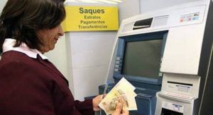 Salário dos cerca de 75 mil servidores estaduais estará disponível para saque no sábado. (Foto: Edemir Rodrigues/Subcom)