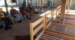 Madeira apreendida beneficiou moradores de asilo por meio da construção de camas. (Foto: Divulgação)