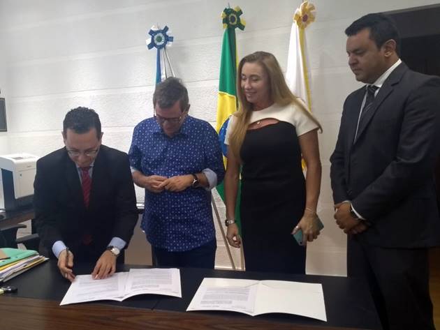 Procurador-geral Paulo Cezar dos Passos assina termo de convênio; ele destacou importância do acordo para o MPMS. (Foto: Humberto Marques)