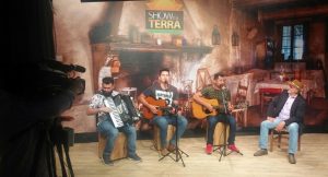 Dupla Gilson e Edmar é uma das atrações do Show da Terra deste domingo, na TVE Cultura. (Foto: Divulgação)