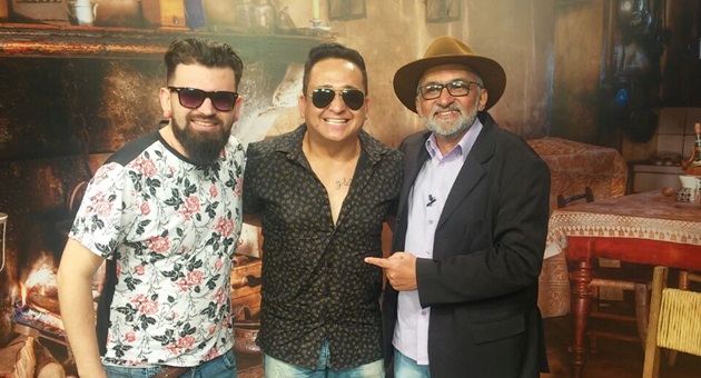 Dupla concedeu entrevista ao apresentador Zé Trovão. (Foto: Divulgação)