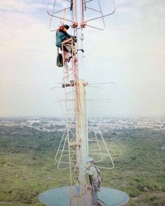 Operários trabalham na instalação de nova antena digital. (Foto: TVE Cultura)