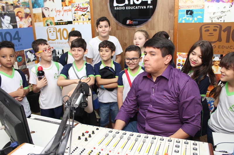 Locutor e apresentador Anderson Barão, da Educativa 104.7 FM, recebeu crianças no estúdio da rádio. (foto: Pedro Amaral)