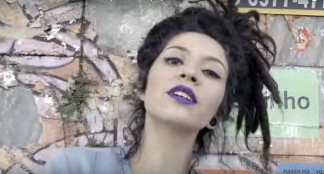 Cena de clipe de Marina Peralta, que tem espaço confirmado nos novos episódios do Spoiler. (Foto: Reprodução)
