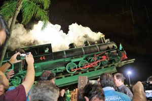 Inauguração do Monumento Maria Fumaça, com shows de Geraldo Espíndola e Almir Sater, será um dos destaques do Nossa Musica É Assim deste sábado (27). (Foto: PMCG/Divulgação)