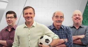 Celso Unzelte, Vladir Lemos, Roberto Rivellino e Vitor Birner comandam a bancada do Cartão Verde. (Foto: TV Cultura/Divulgação)