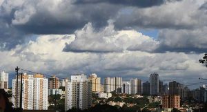 Panorâmica de Campo Grande; Estado deve registrar pancadas de chuvas ao longo do dia. (Foto: Edemir Rodrigues/Subcom)