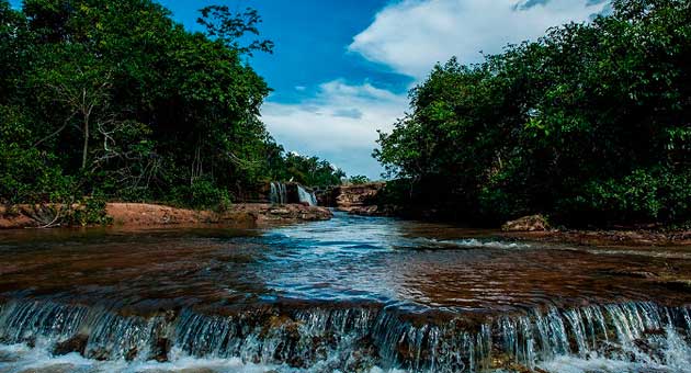 Cachoeira do Salto, na região de Coxim; Norte de MS registrará altas temperaturas nesta quarta-feira. (Foto: Visit MS/Divulgação)