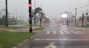 Quarta-feira começou chuvosa em Campo Grande; Inmet prevê queda em temperaturas. (Foto: Edemir Rodrigues/Subcom)