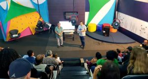 Bosco Martins e Carlos Dihl detalham grade de programação da TVE Cultura a servidores. (Foto: Daniela Lima)
