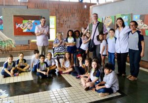 Estudantes conheceram a mostra Mato Grosso do Sangue e bateram papo com artista Pedro Gulherme durante visita a Fertel; escritora Sara Figueiró e e Bosco Martins também recepcionaram grupo. (Fotos: Daniela Lima)