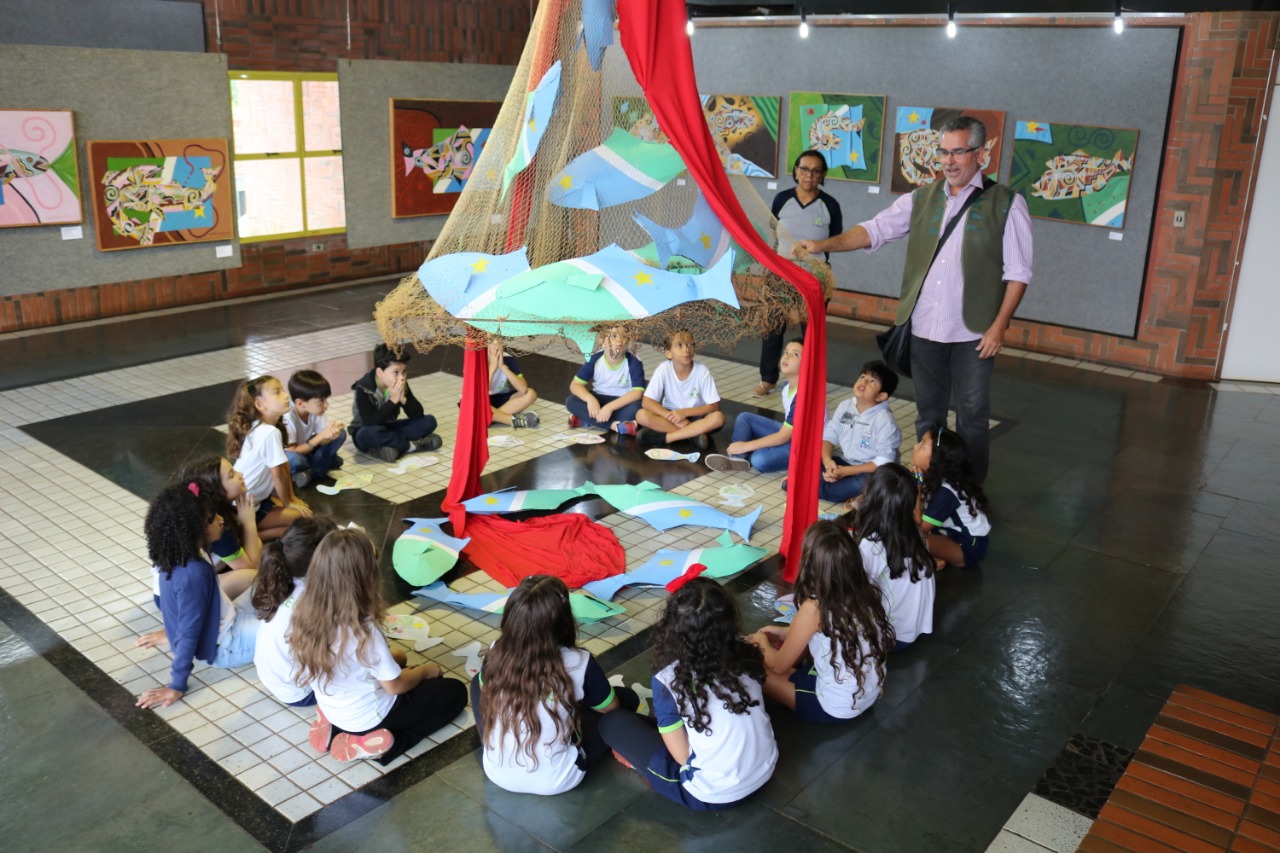 Pedro Guilherme conversou com crianças sobre sua obra e a preservação do meio ambiente. (Foto: Daniela Lima)