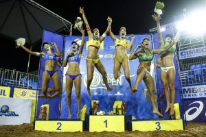 Ágatha e Duda, ao centro, faturaram o título feminino do Vôlei de Praia em Campo Grande. (Foto: Vôlei Brasil/Divulgação)