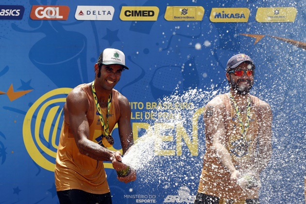 Pedro e Bruno faturaram o título no masculino na etapa de Campo Grande do Open de Vôlei de Praia. (Foto: Vôlei Brasil/Divulgação)
