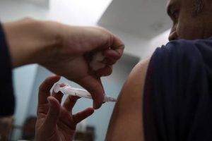 População adulta costuma ignorar a necessidade de vacina; assunto será debatido no Panorama MS. (Foto: Marcello Casal Jr./Agência Brasil/Arquivo)