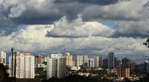 Expectativa é de céu entre parcialmente nublado e nublado no Estado ao longo da terça-feira, que terá calor e chuvas isoladas. (Foto: Edemir Rodrigues/Subcom/Segov)