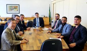 Representantes do Fórum Nacional de Emissoras Públicas de Rádio e TV referendaram apoio à indicação de Moreira (centro) para o comando da Anatel. (Foto: Divulgação)
