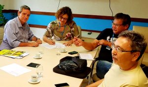 Bosco Martins e a profa. Rosa Pinheiro, durante reunião do Conselho de Programação da Educativa FM UFMS. (Foto: Arquivo pessoal)