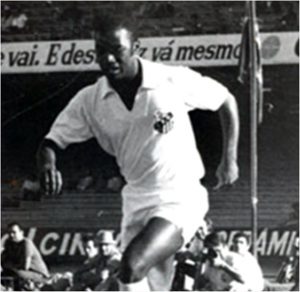 Ex-ponta-esquerda foi ídolo no Santos e participou da conquista do tricampeonato mundial em 1970. (Foto: Reprodução)