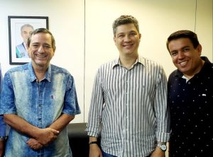 O diretor-presidente da Fertel, Bosco Martins; Valdir Custódio, subsecretário do Procon-CG; e Anderson Barão, diretor da Educativa 104.7 FM; após discussão sobre acordo para a rádio estatal divulgar ações do órgão de proteção ao consumidor