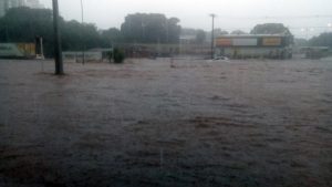 Avenida Ernesto Geisel, em Campo Grande, registrou pontos de alagamento. (Foto: Reprodução)