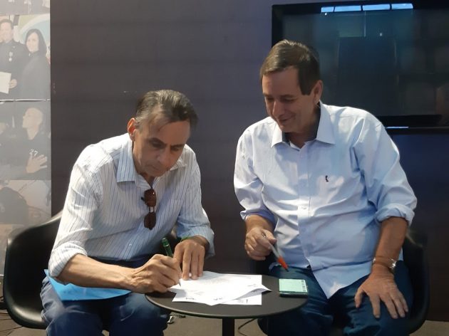 Eduardo Neto e Bosco Martins, em assinatura de termo de cooperação mútua para transmissão do Carnaval de Campo Grande pela TVE Cultura