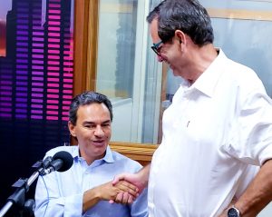 Marquinhos Trad cumprimenta o jornalista Bosco Martins, diretor-presidente da Fertel. (Foto: Maurício Borges)