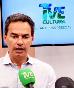 Prefeito concedeu entrevistas à Educativa 104.7 FM e à TVE Cultura, reforçando parceria na 1ª Copa Campo Grande de Futebol Amador. (Foto: Maurício Borges)
