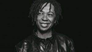 Djavan é o centro das atenções no Os Donos da Música desta sexta-feira. (Foto: Divulgação)