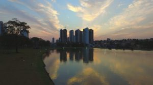 Dia promete ser instável em boa parte do Estado. Em Campo Grande, manhã começou chuvosa. (Foto: Edemir Rodrigues/Subcom)