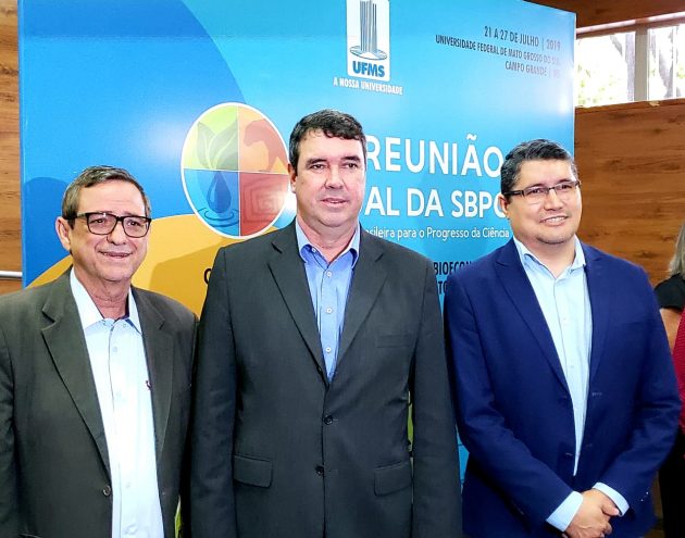 Da esquerda para a direita: Bosco Martins, Eduardo Riedel e Márcio de Araújo, diretor-presidente da Fundect (Fundação de Apoio ao Desenvolvimento do Ensino, Ciência e Tecnologia de Mato Grosso do Sul)