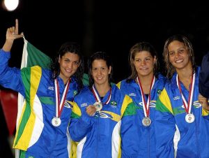 Ana Carolina Muniz (a segunda da direita para a esquerda), com colegas na Seleção Brasileira de natação. (Foto: Divulgação)