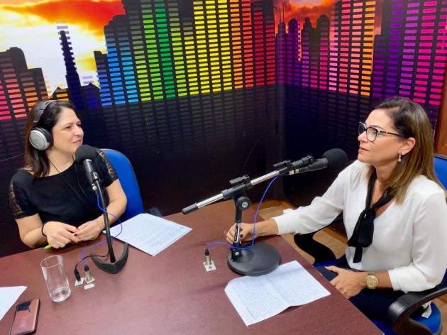 Maristela Cantadori entrevista Shirley Alencar (à direita), que falou ao Bom Dia Campo Grande sobre a edição do Bar Freud desta quarta-feira. (Foto: Daniela Lima)