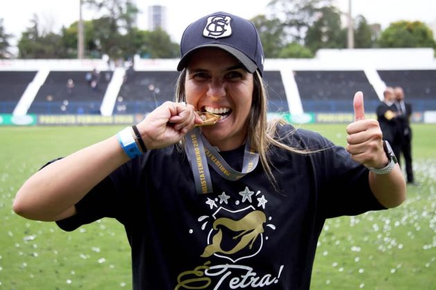 Ex-volante de sucesso, Emily Lima é atualmente treinadora do Santos. (Foto: Arquivo pessoal/Reprodução)