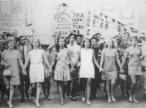 Passeada em prol dos direitos das mulheres realizada em 1968; Panorama MS discute avanços conquistados no setor. (Foto: Reprodução)