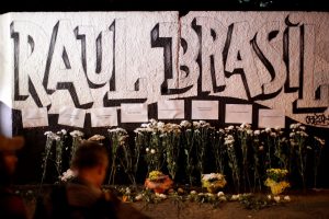 Homenagens às vítimas do tiroteio na escola Raul Brasil, em Suzano, São Paulo. (Foto: Ueslei Marcelino/Reuters/Reprodução)