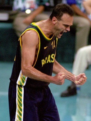Oscar Schmidt, ex jogador brasileiro de basquetebol de todos os tempos.