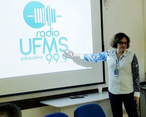 Professora Rosa Maria apresenta uma das propostas para nova logomarca da rádio. (Foto: Fertel/Divulgação)