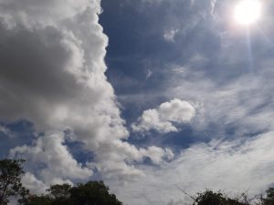 Quarta-feira promete ter céu entre parcialmente nublado e claro na Capital; no Estado, umidade começa a cair. (Foto: Humberto Marques)