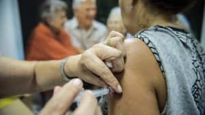 Vacinação é obrigatória para alguns grupos, como pessoas com mais de 60 anos; em caso de febre, recomendação é adiar a imunização. (Foto: PMCG/Arquivo)