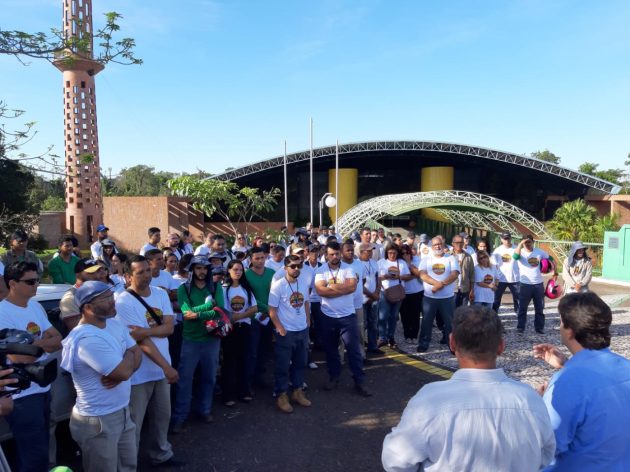 Equipes de combate ao mosquito Aedes aegypti se reuniram em frente à Fertel, de onde seguiram para as demais dependências do Parque dos Poderes. (Foto: Humberto Marques)