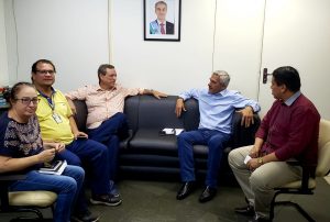 Da esquerda para a direita: Rose Rodrigues, DJ Juju, Bosco Martins, Marcelo Salomão e Anderson Barão, em reunião que discutiu presença diária do Procon-MS na grade da Educativa 104.7 FM. (Foto: Fertel)