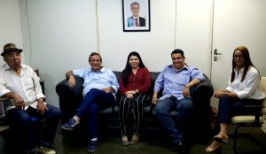 Fretes, Bosco, Idalina, Barão e Marlei, durante reunião para discutir reintrodução de programa em guarani na Educativa 104.7 FM. (Foto: Iasmin Biolo/Fertel)