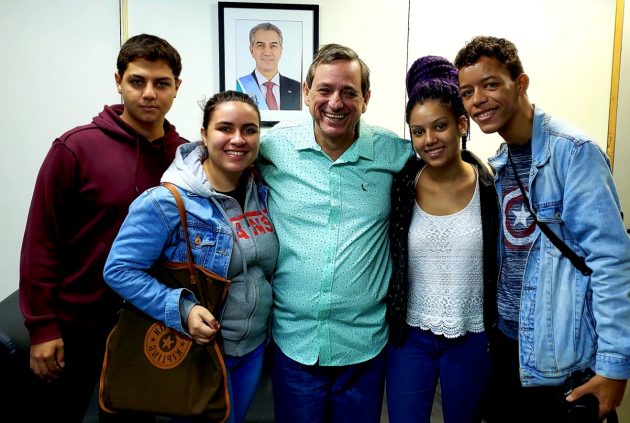 Luan, Helena, Bosco Martins, Eduarda e Daniel, após entrevista. (Foto: Iasmin Biolo/Fertel)
