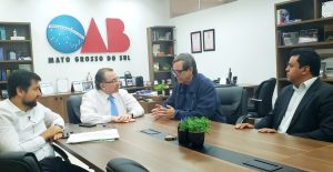 Da esquerda para a direita: Stheven Razuk, secretário-geral da OAB-MS; o presidente da Ordem, Mansour Karmouche; o diretor-presidente da Fertel, Bosco Martins, e o procurador jurídico da fundação, Danilo Magalhães. (Foto: Pedro Amaral/Fertel)